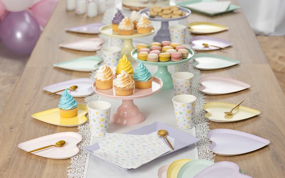 Golosa torta e decorazioni per il baby shower party sul tavolo